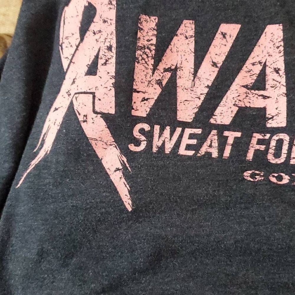 GOLDS GYM SWEAT FOR A CURE - Picture 3 of 4